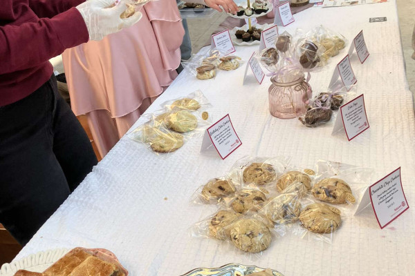 Teaosztás és sütivásár a Debrecen International-el